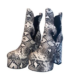 Snake skin platform boots size 8 women’s